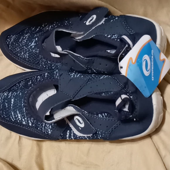 Shoes - Picture 2 of 4